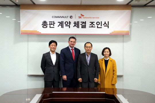 컴볼트와 SK네트웍스서비스가 2일 서울 중구 SK네트웍스 본사에서 총판계약을 체결했다. 이날 김광호 SK네트웍스서비스 IT솔루션사업본부 클라우드솔루션 영업팀장(왼쪽부터), 매튜 존스턴 컴볼트 아세안지역 부사장, 박용진 SK네트웍스서비스 IT솔루션사업본부장, 고목동 컴볼트코리아 대표가 기념사진을 촬영하고 있다.  컴볼트코리아 제공